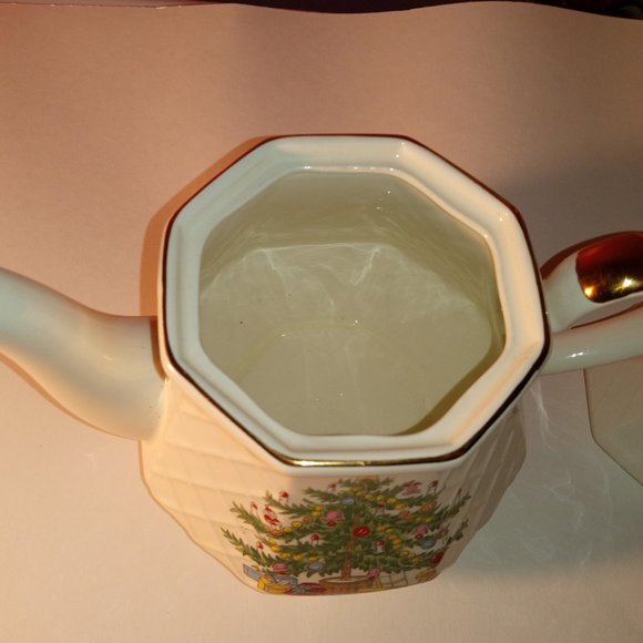 CHRISTMAS TREE WITH PRESENTS PORCELAIN COLORFUL TEAPOT - Picture 8 of 11